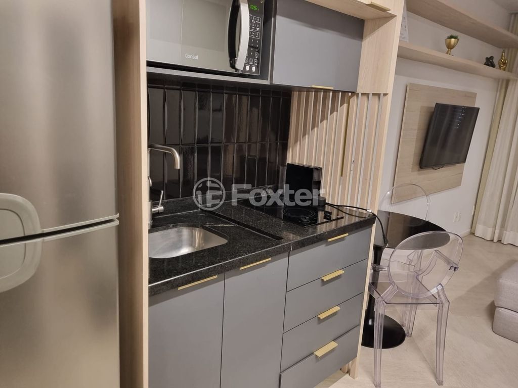 Sala, cozinha e sala de jantar do loft no Mont Serrat, Porto Alegre